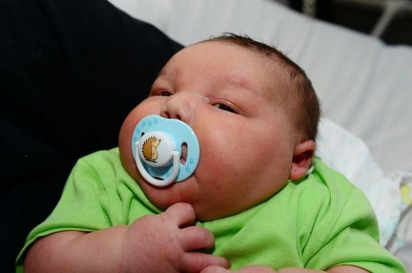 news-this-big-baby-born-in-rockhampton-weighed-6-76-kg-mamamia