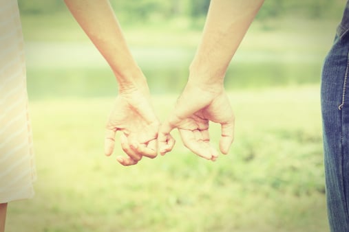 couple holding hands don't like hugging