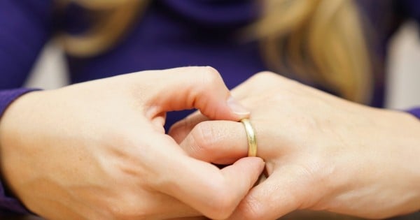 woman is taking off the wedding ring