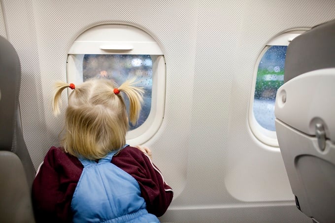 kid-flying-alone-on-a-plane-this-story-is-chilling