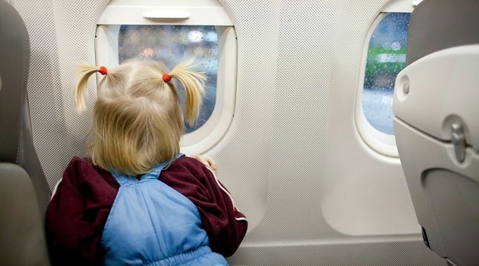 kid-flying-alone-on-a-plane-this-story-is-chilling