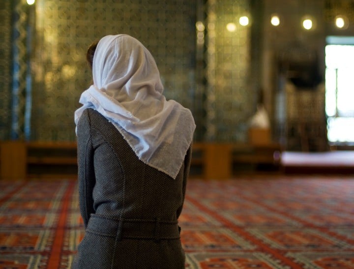 muslim woman praying thumb