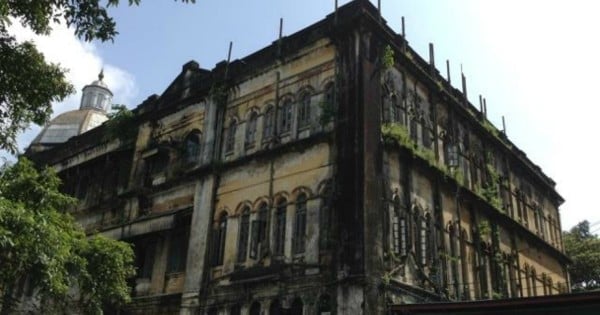 Colonial building in Yangon wnedy famil