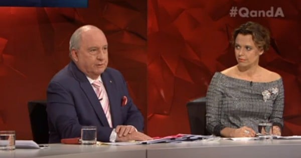 Mia nad Alan Jones qanda