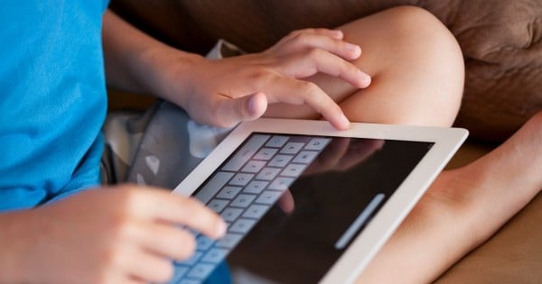 kids-on-ipad-tablet