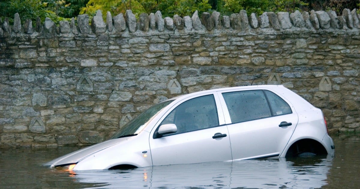 How to escape a sinking car: an expert shares his tips.