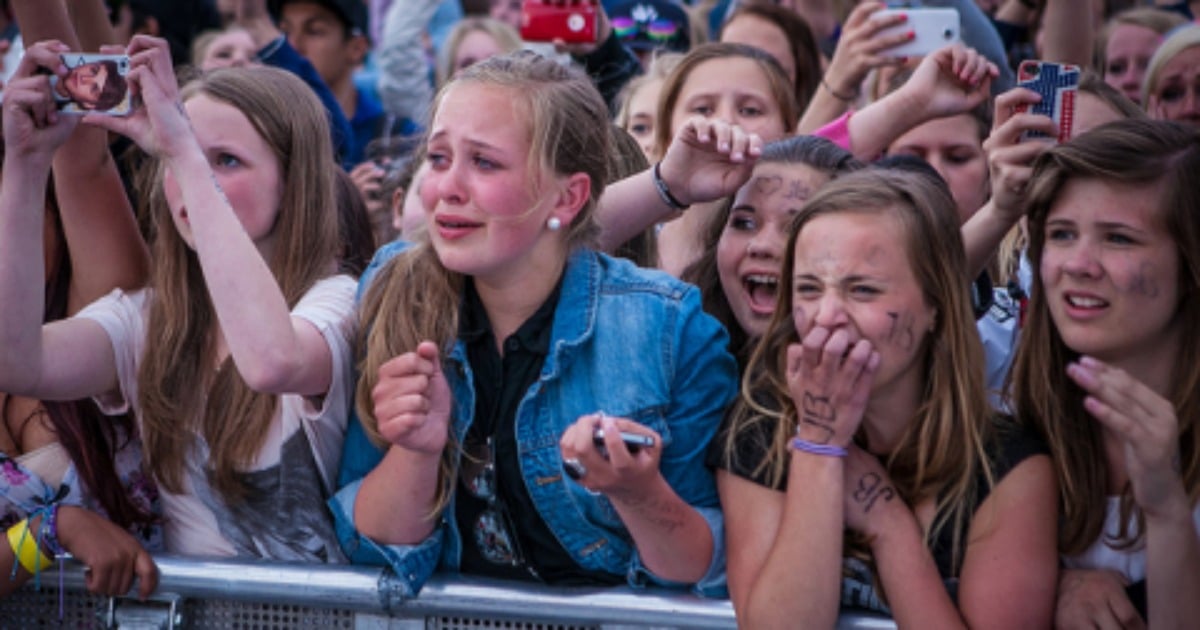 The 6 Signs That Mean You're Definitely A Fan Girl.