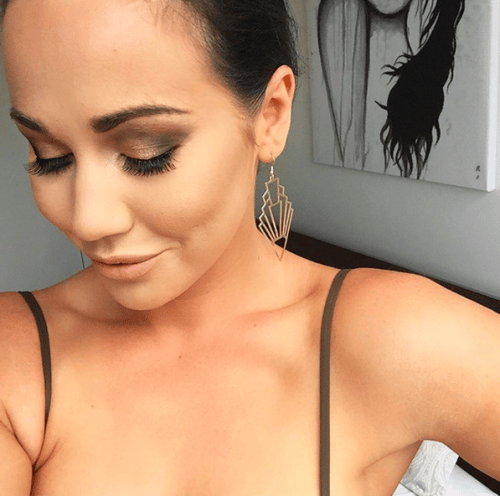 The Young Mummy Sophie Cachia posts video of strapless bra for big