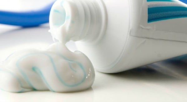 Does putting toothpaste on a pimple work?