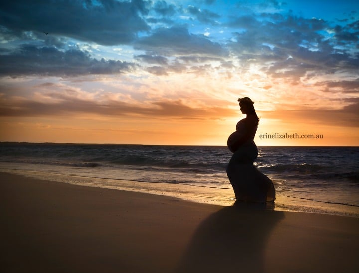Картинки по запросу Эта женщина просто фотографировалась беременной на пляже. Кто же мог ожидать, что она…