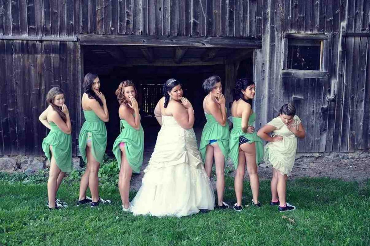 Mooning девушки. Смешные подружки невесты. Смешные платья подружек невесты. Забавные девушки на свадьбе. Фотосессия с подружками невесты.