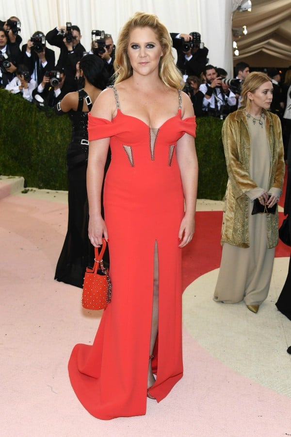 Amy Schumer met gala chafing video keeps it real. - Mamamia