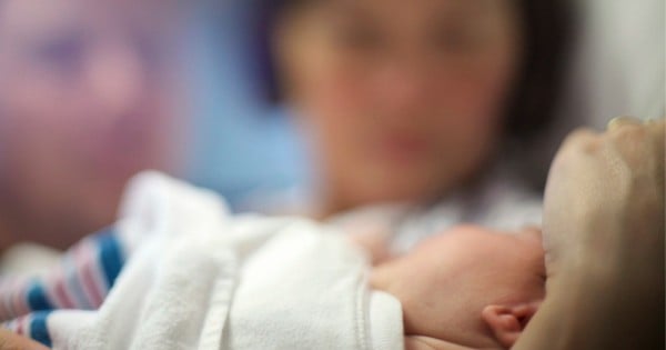 viral birth photo newborn with parents