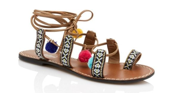 aldrig gave fersken Pom pom sandals are the trend we'll all be wearing this summer.