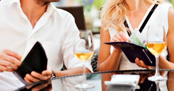 Splitting the bill on the first date? Hmm... Foto: mamamia.com.au