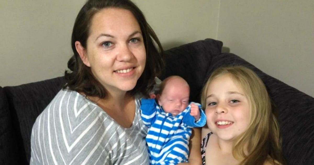 Madison Dunsdon has won a bravery award for helping her pregnant mum.