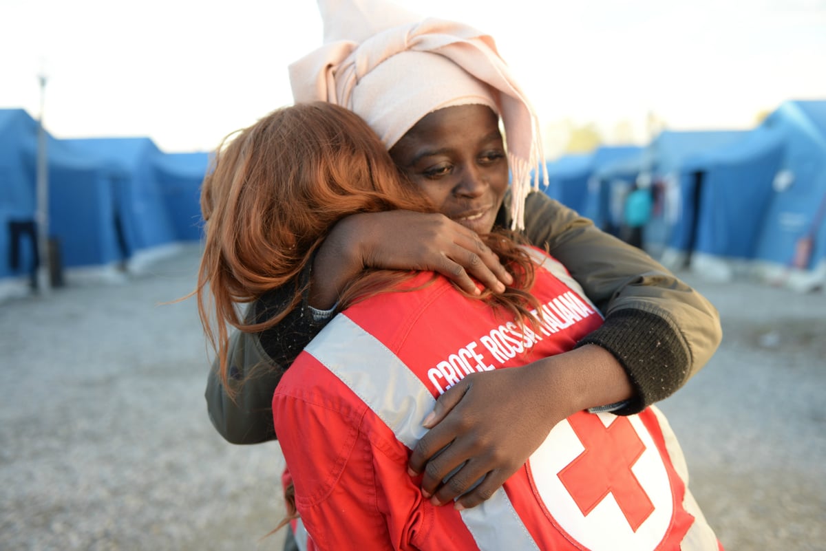Волонтеры в африку. Красный крест в Африке. Волонтерство в Африке. Красный крест и африканские дети. Волонтеры красного Креста.