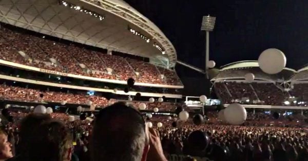 balloons adele concert allergic reaction