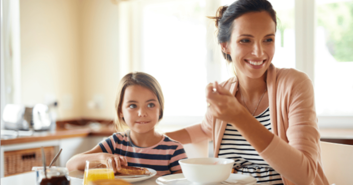 Mother breakfast for her. Фотосессия семейный завтрак в пижамах. Завтрак для мамы на день матери. Завтрак для мамы фото. Семейный завтрак картинки.