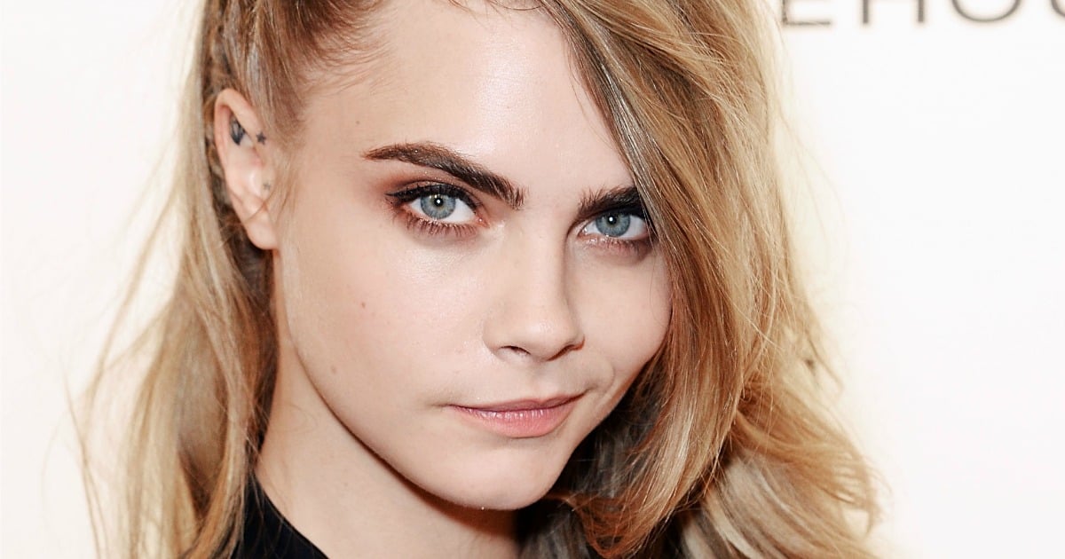 Cara Delevingne's unveils new pink pixie haircut.