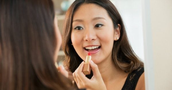 How To Test Makeup Safely An Experts Guide To Cosmetic Testers 