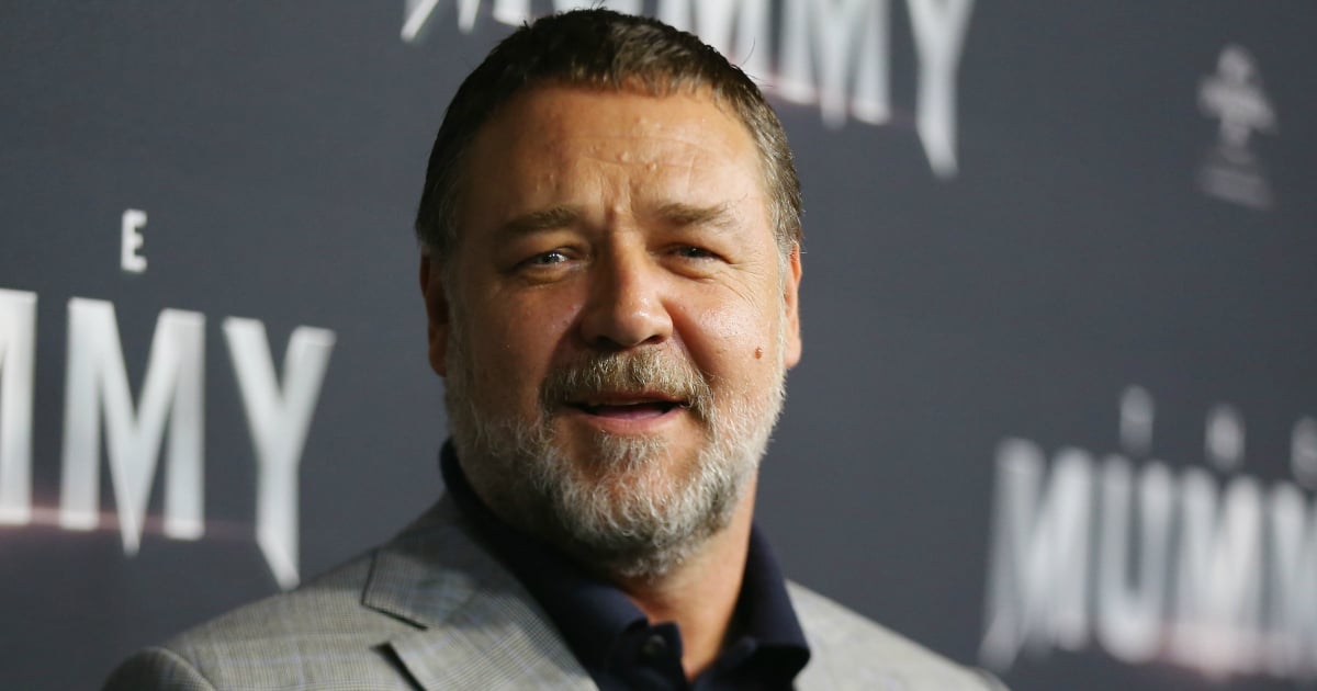 Russell Crowe offers to take in six Manus Island asylum seekers.