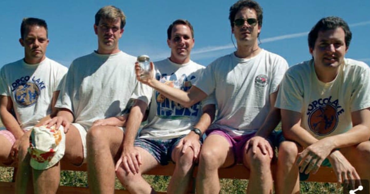 five friends recreate photo