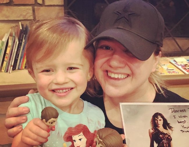 Kelly Clarkson Admits That She Spanks Her Kids