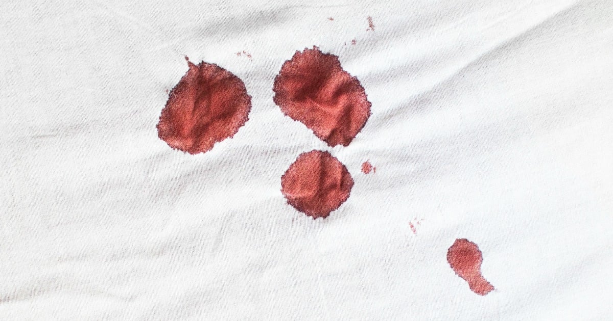 Кровь после полового акта у мужчин. Капли крови на простыне.