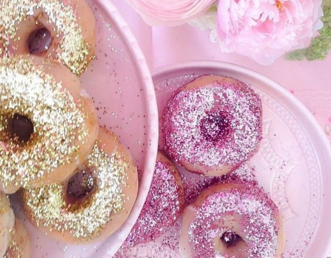 Galaxy Formode nummer Glitter doughnuts are here, and who cares how they taste.