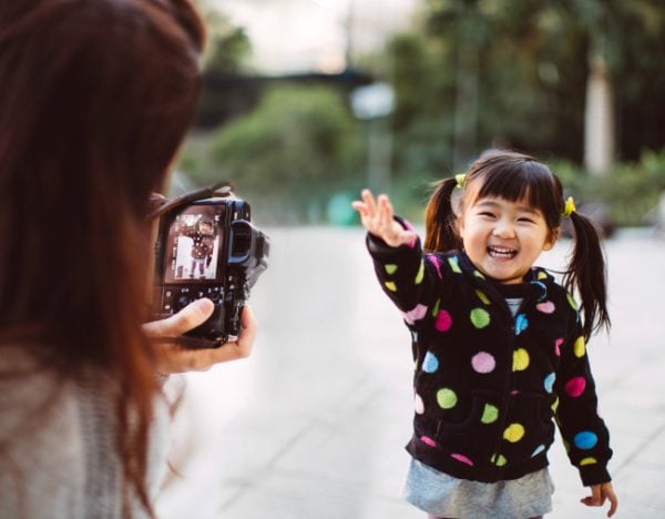 kid-photo-sharenting-camera