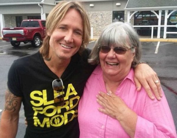woman gives money to keith urban