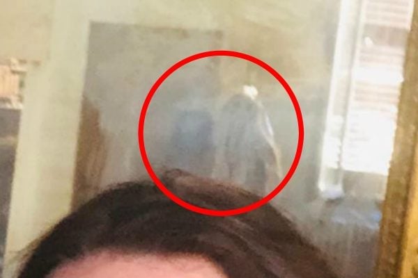 People Think Theres A Ghost In The Selfie Kate Langbroek Posted