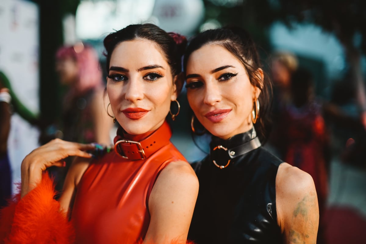 The Veronicas kicked off Qantas flight